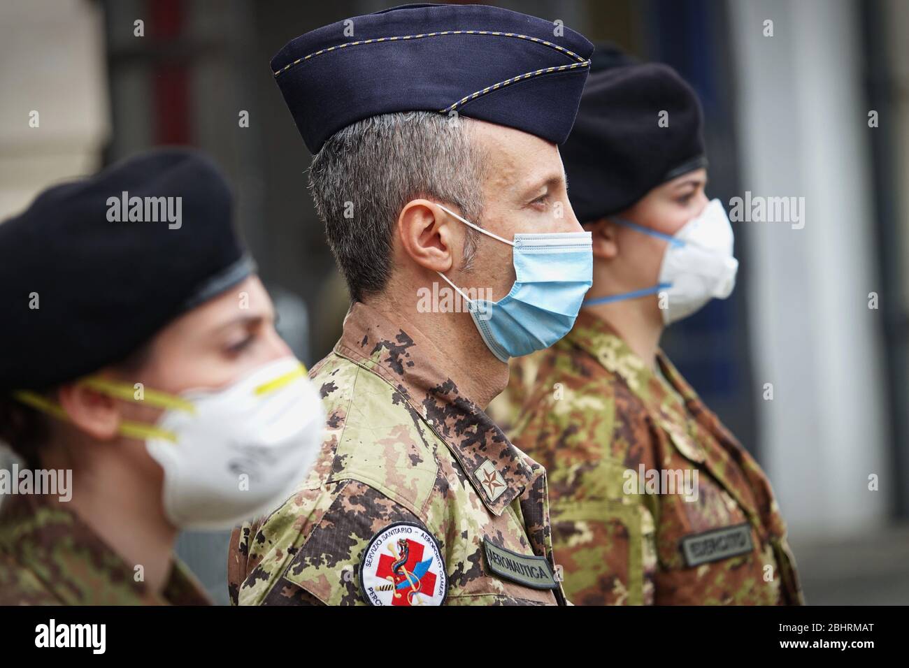 Nuove infermiere militari da impiegare nelle case di cura per aiutare il sistema sanitario regionale a far fronte all’emergenza del coronavirus. Torino, Italia - Aprile 2020 Foto Stock