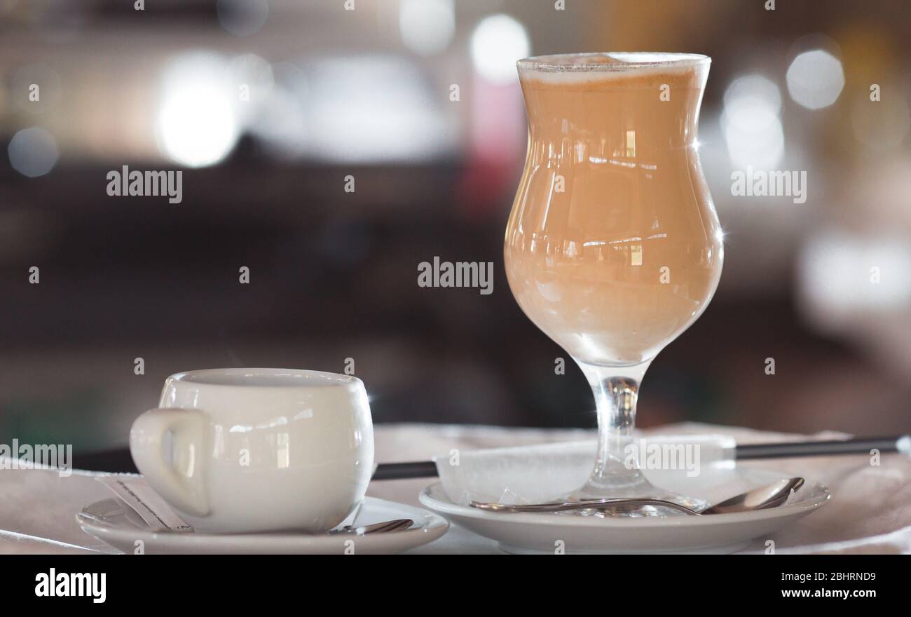 caffè in latte aromatico preparato in un ristorante Foto Stock