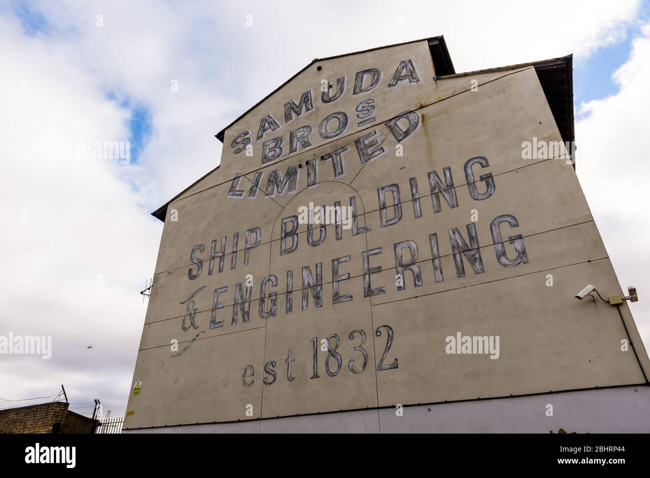 Londra, Inghilterra. Vecchio edificio abbandonato utilizzato da Samuda Brothers, una società di ingegneria e costruzione navale. Orchard Place, Leamouth. Foto Stock