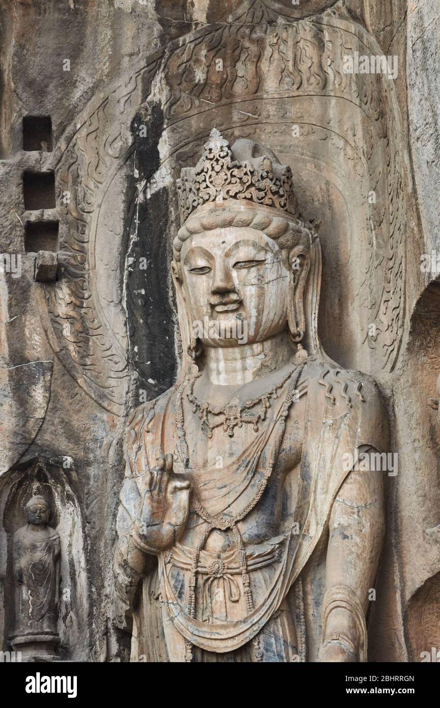 Le Grotte Longmen, le Grotte Longmen con statue di Buddha e i suoi discepoli scolpiti in pietra a Luoyang, provincia di Henan, Cina Foto Stock