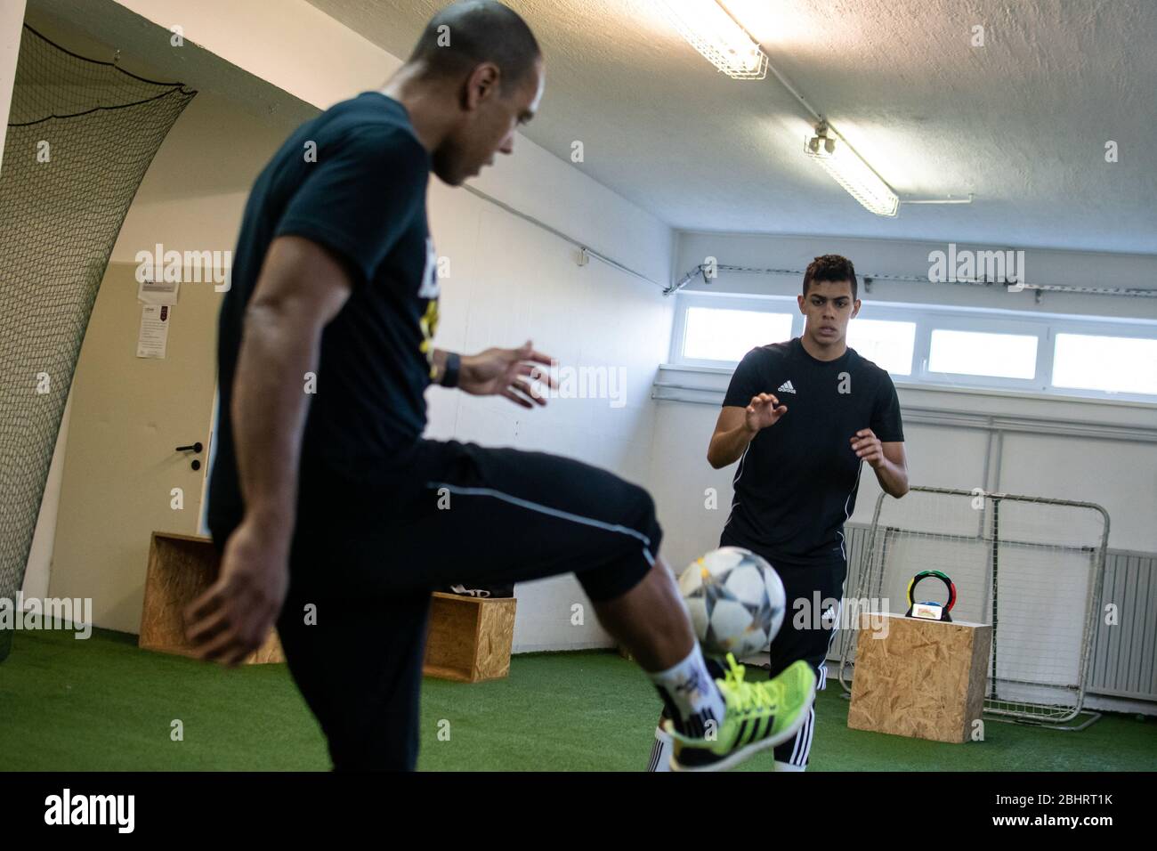 Maribor, Slovenia. 22 aprile 2020. Un brasiliano e NK Maribor giocatore di calcio Marcos Tavares si allena in isolamento con hisÂ figlio Marcos Jr nella loro palestra di casa.atleti attraverso il treno paese a casa a causa della crisi Coronavirus in corso. Credit: MILOS Vujinovic/SOPA Images/ZUMA Wire/Alamy Live News Foto Stock