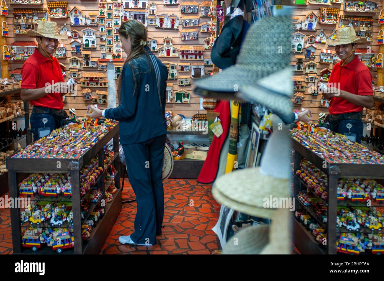 Negozio di souvenir colombiani vicino al mercato della frutta Galeria Alameda a Cali, Departamento Valle del Cauca, Colombia, America Latina, Sud America Foto Stock