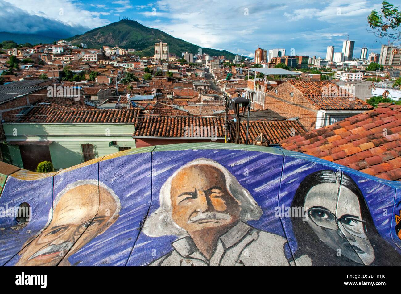 Arte di strada e graffite nel parco artigianale Parque artesanal Loma de la Cruz a San Antonio in Cali nella Valle di Cauca, Colombia, Sud America. Via Foto Stock