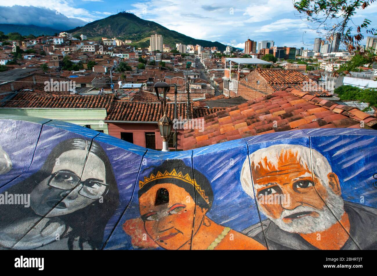 Arte di strada e graffite nel parco artigianale Parque artesanal Loma de la Cruz a San Antonio in Cali nella Valle di Cauca, Colombia, Sud America. Via Foto Stock