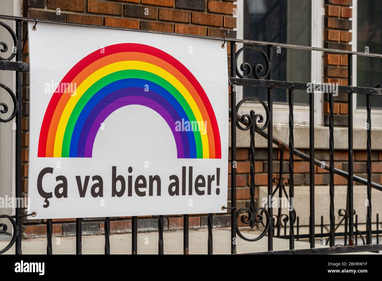 Montreal, CA - 27 aprile 2020: CA va bien aller (il suo andando essere ok) messaggio e arcobaleno su un balcone durante il Pandemy Covid 19 Foto Stock