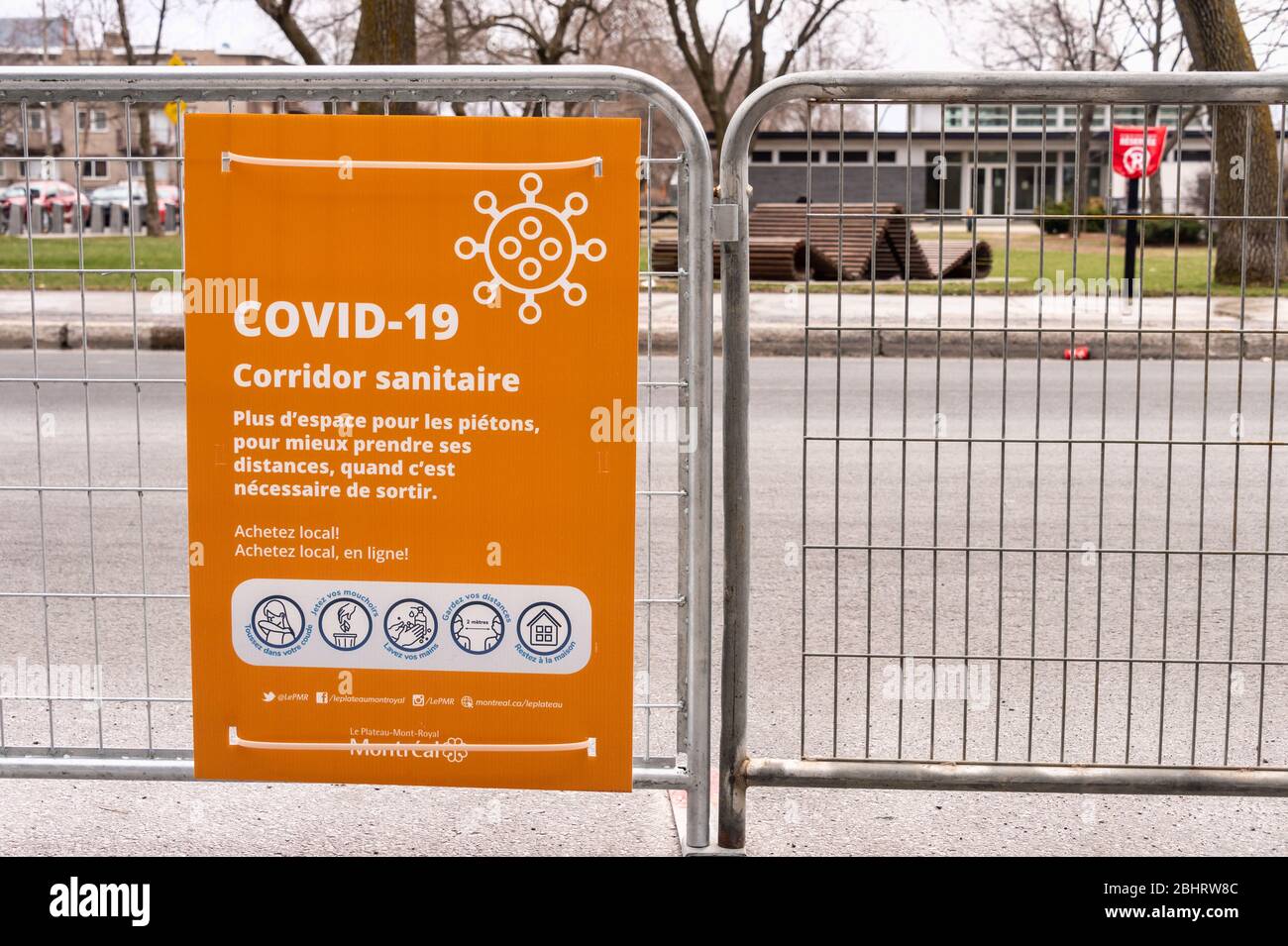 Montreal, CA - 27 aprile 2020: Segnale corridoio di salute pubblica durante la pandemia COVID-19 su Masson Street Foto Stock