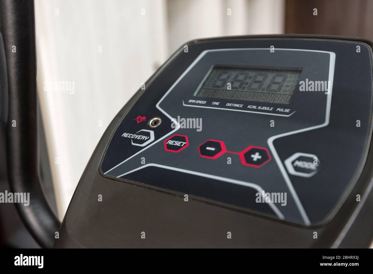 Primo piano display digitale controllo schermo esercizio bici attrezzature palestra interna e moderno centro fitness. Messa a fuoco selettiva Foto Stock