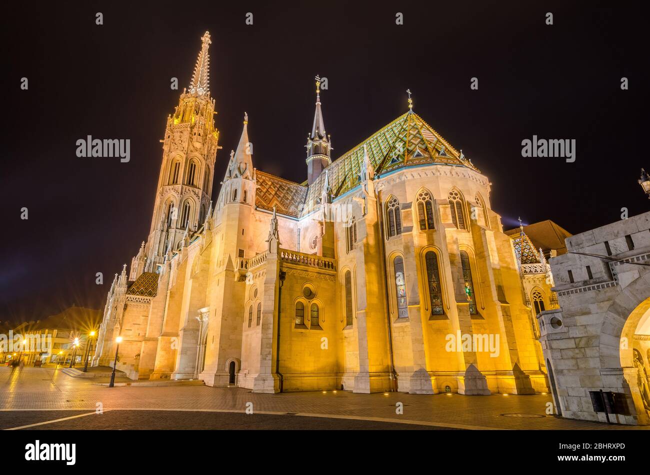 BUDAPEST, UNGHERIA - 23 FEBBRAIO 2016: Vista notturna della Chiesa di Mattia a Budapest, Ungheria. Immagine HDR Foto Stock