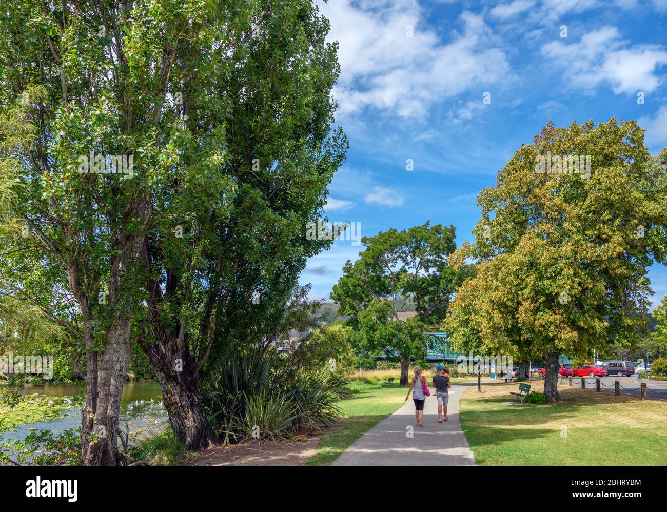 Il Maitai Walkway lungo le rive del fiume Maitai nel centro storico di Nelson, Nuova Zelanda Foto Stock