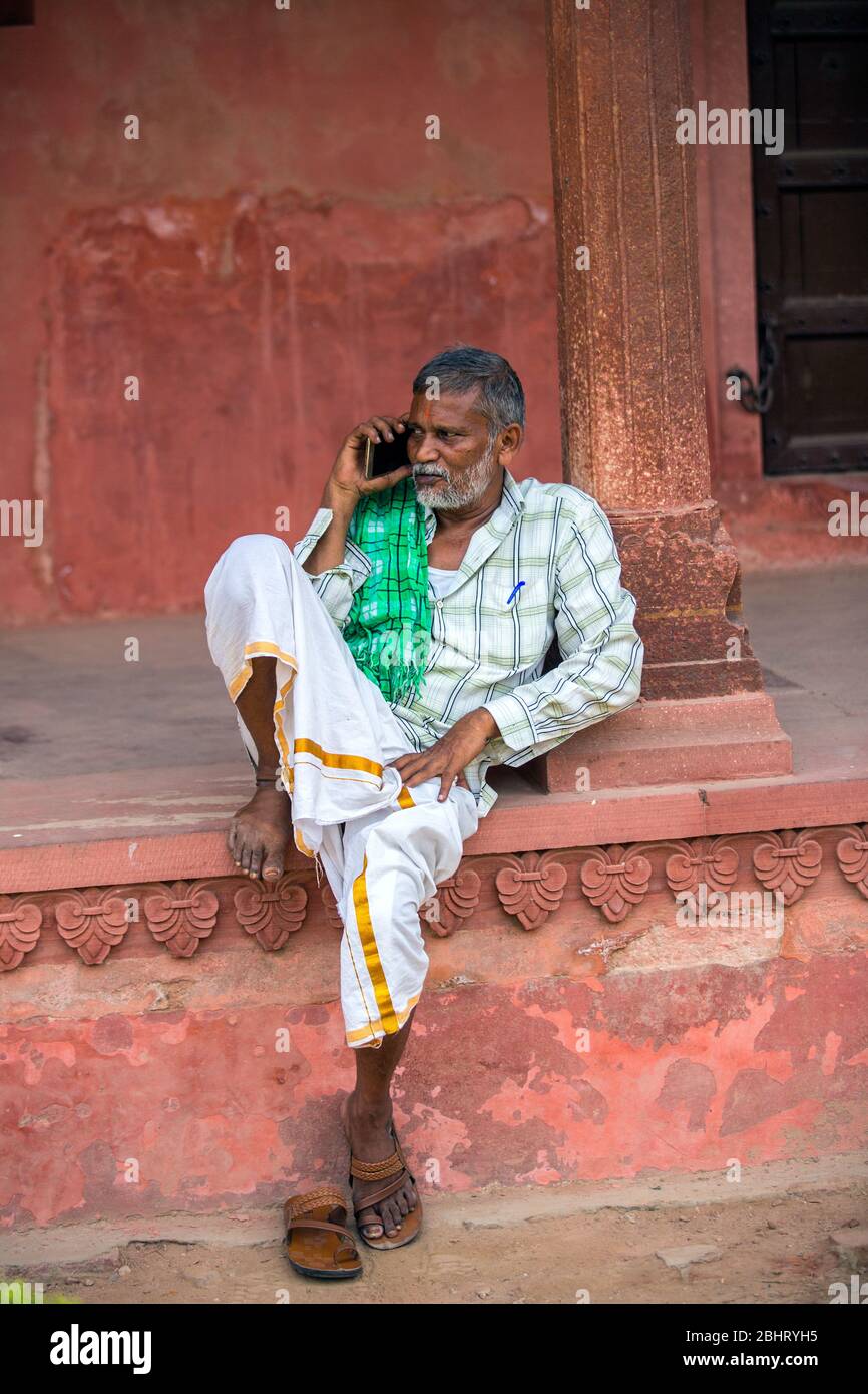 villaggio rurale indiano uomo utilizzando il telefono cellulare, idevelopment in tecnologia ndian vita di villaggio indiano, rete mobile in india Foto Stock