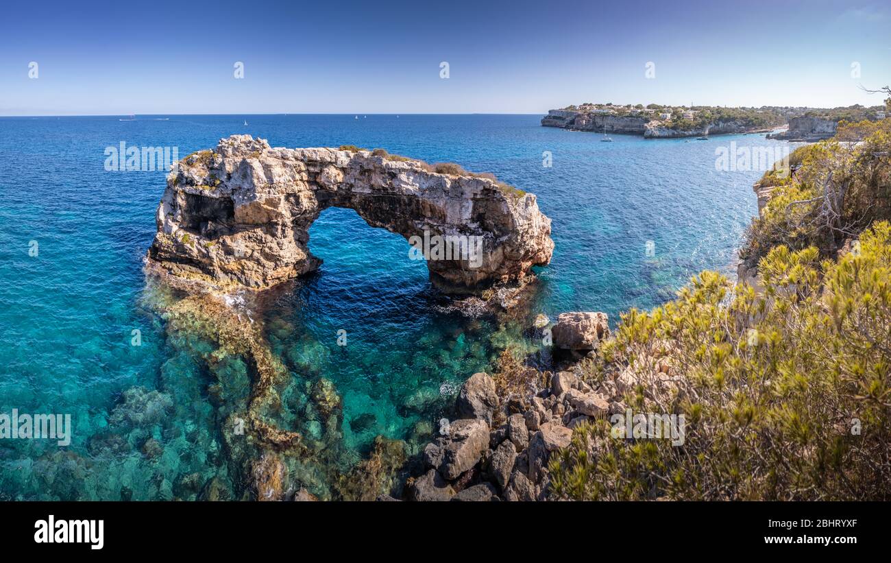 Acqua blu e giornata di sole nella splendida natura meraviglia di Palma di Maiorca. Es Pontas formazioni rocciose naturali a Palma di Maiorca, Isole Baleari Foto Stock