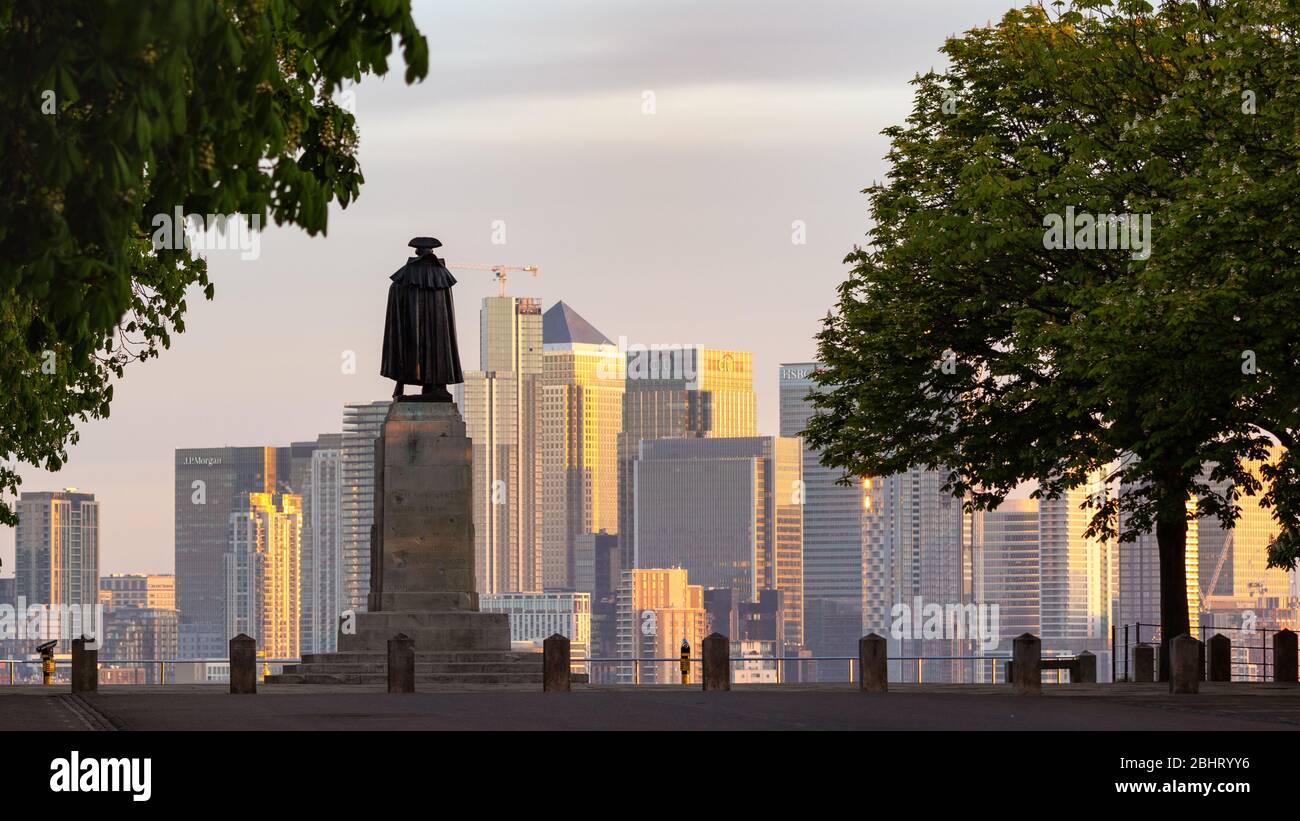 La statua del maggiore generale James Wolf rievola il moderno skyline di Londra dalla cima del suo zoccolo a Greenwich Park Foto Stock