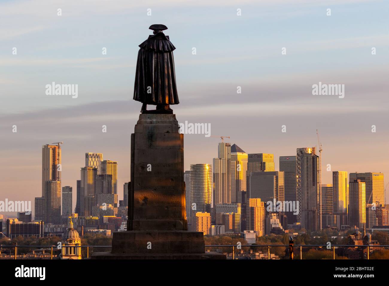 La statua del maggiore generale James Wolf rievola il moderno skyline di Londra dalla cima del suo zoccolo a Greenwich Park Foto Stock