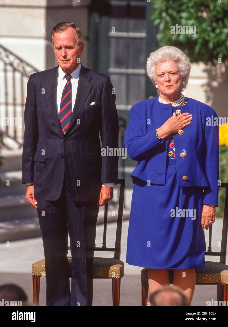 WASHINGTON, DC, USA, 18 OTTOBRE 1991: Il Presidente George Bush e la prima Lady Barbara Bush, durante la Corte Suprema, il giudice Clarence Thomas giurando alla Casa Bianca. Foto Stock