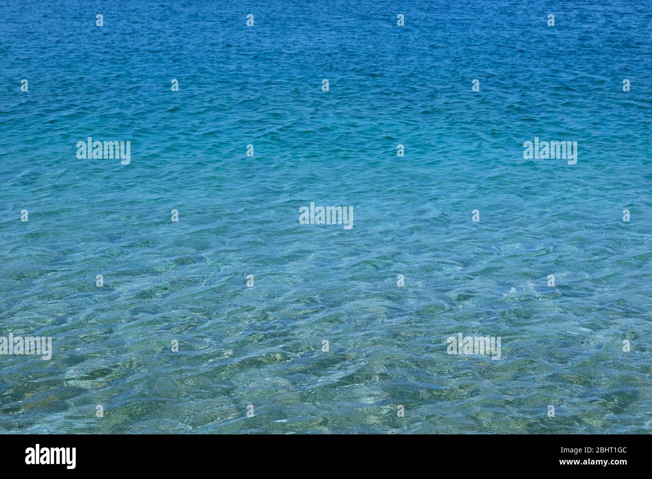 Blu trasparente acqua di mare struttura. Acqua di fondo oceano brillante. Concetto di vacanza estiva. Foto Stock