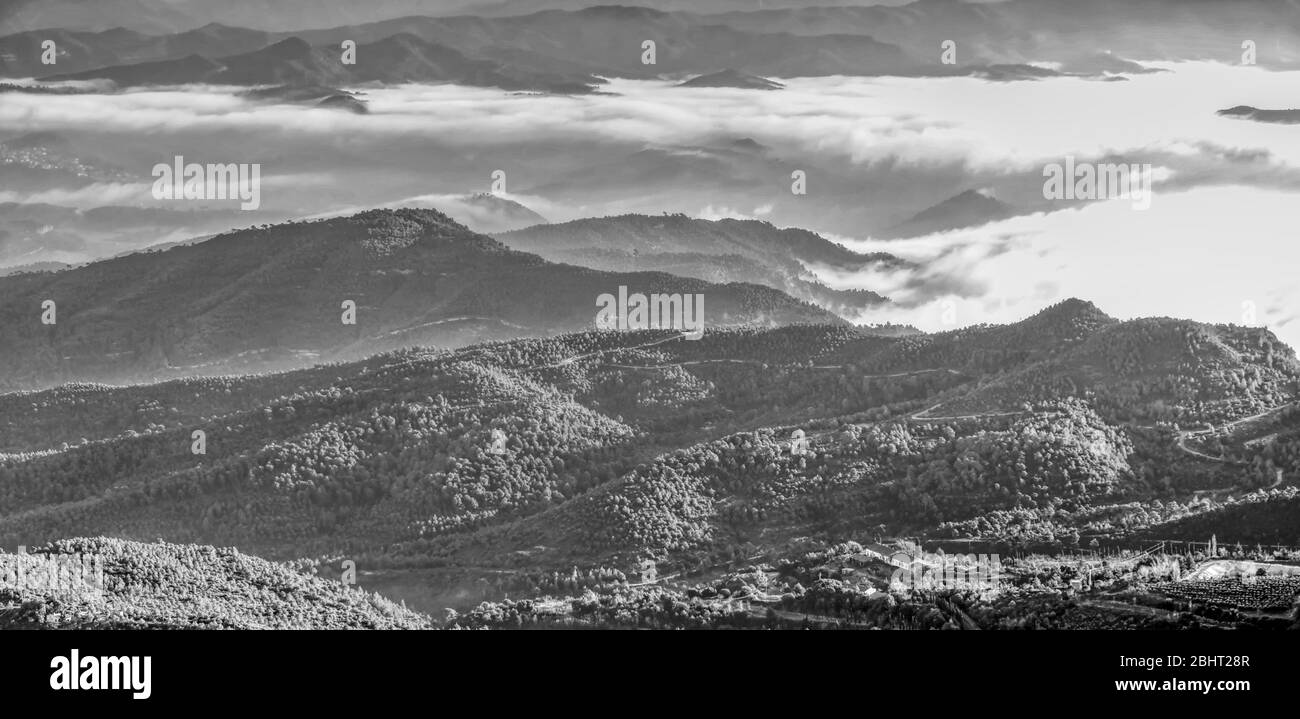 Spanische Berge a den Wolken Foto Stock