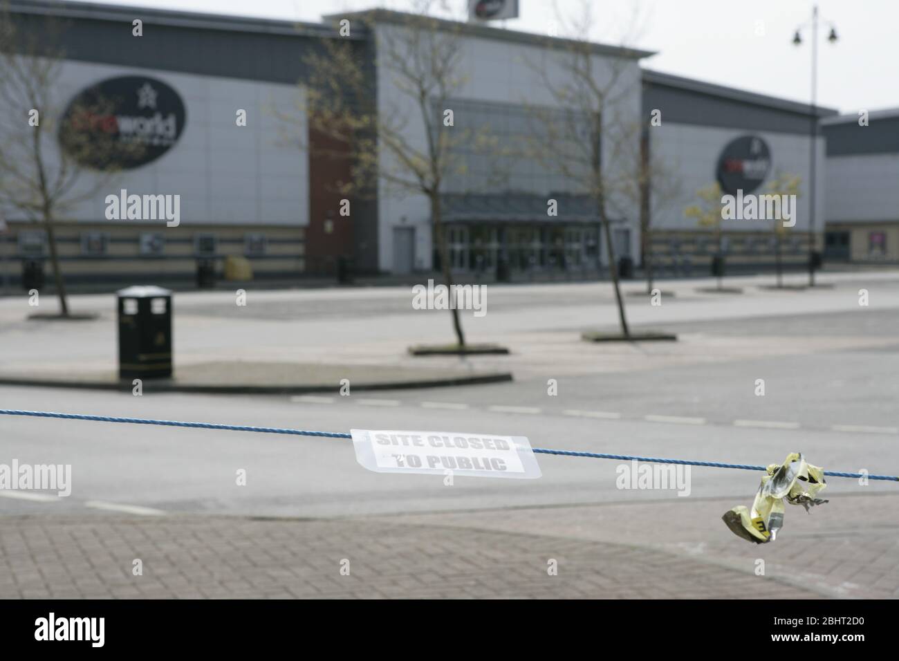 Cinema Cineworld chiuso con cartello 'chiuso al pubblico' e parcheggio vuoto, Kingswood Retail Park, Hull, COVID-19 coronavirus pandemico Foto Stock