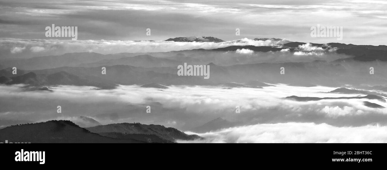 Spanische Berge a den Wolken Foto Stock