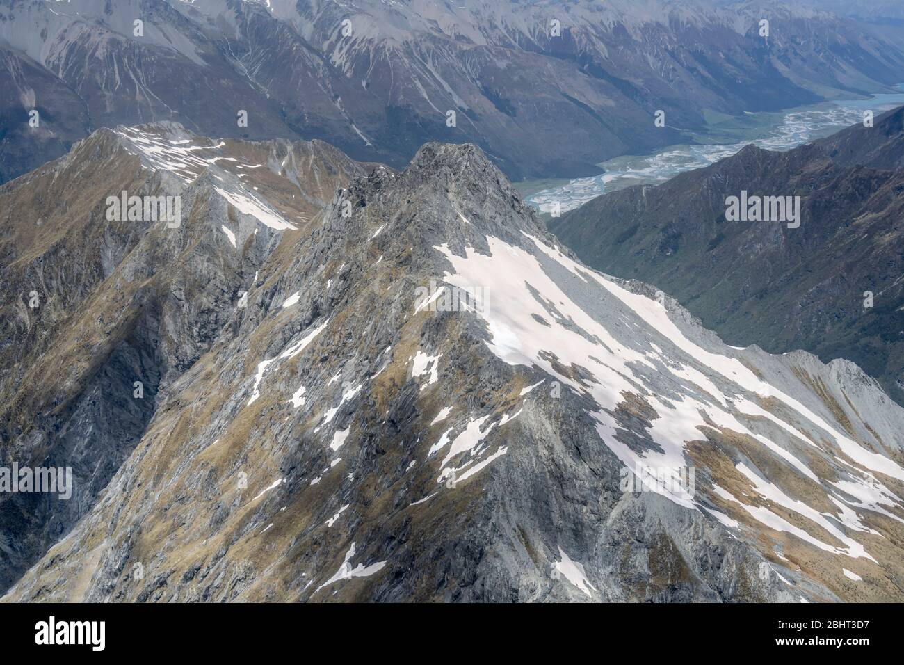 Aereo, da un aliante, di cima Tent e valle del fiume Hunter sullo sfondo, girato in luce brillante primavera dall'alto, Otago, South Island, New Zea Foto Stock