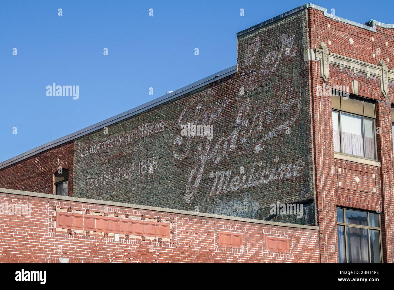 Segni fantasma su un vecchio edificio in mattoni a Lowell, Massachusetts Foto Stock