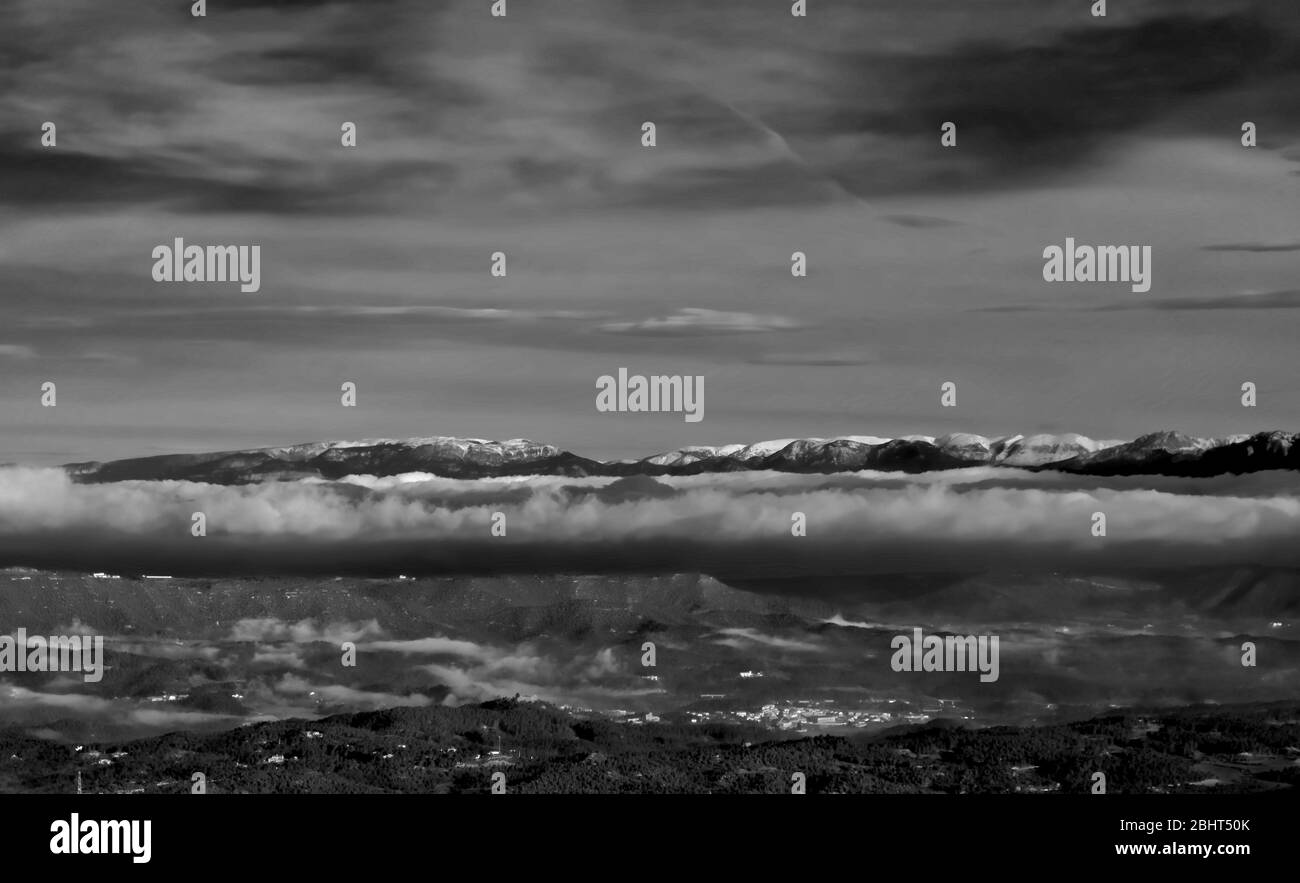 Spanische Berge a den Wolken Foto Stock