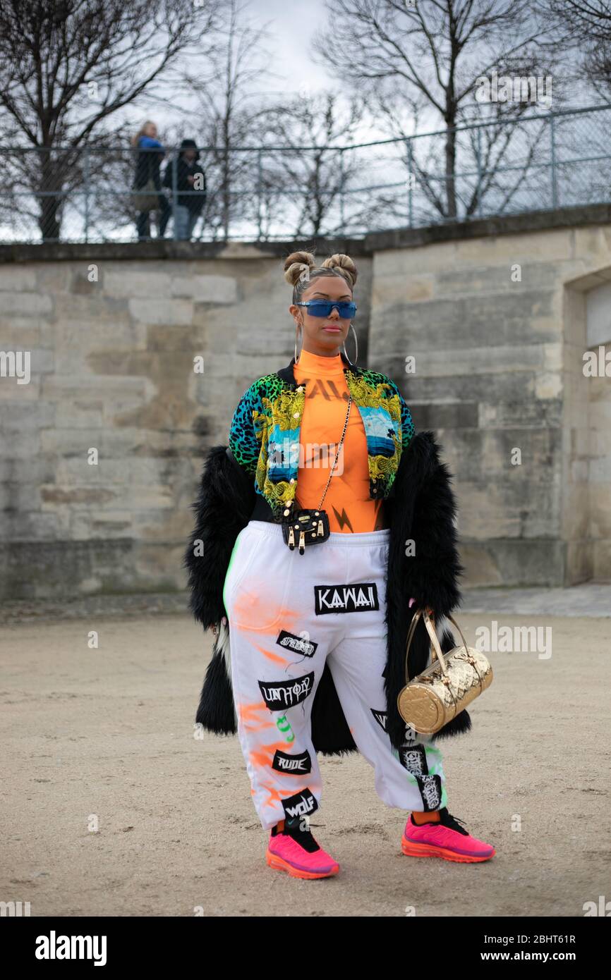 Uno showgoer chic che partecipa allo spettacolo Dior durante la settimana della Moda di Parigi Feb 25,2020- Foto: Pista Manhattan/Valentina Ranieri ***solo per uso editoriale** Foto Stock