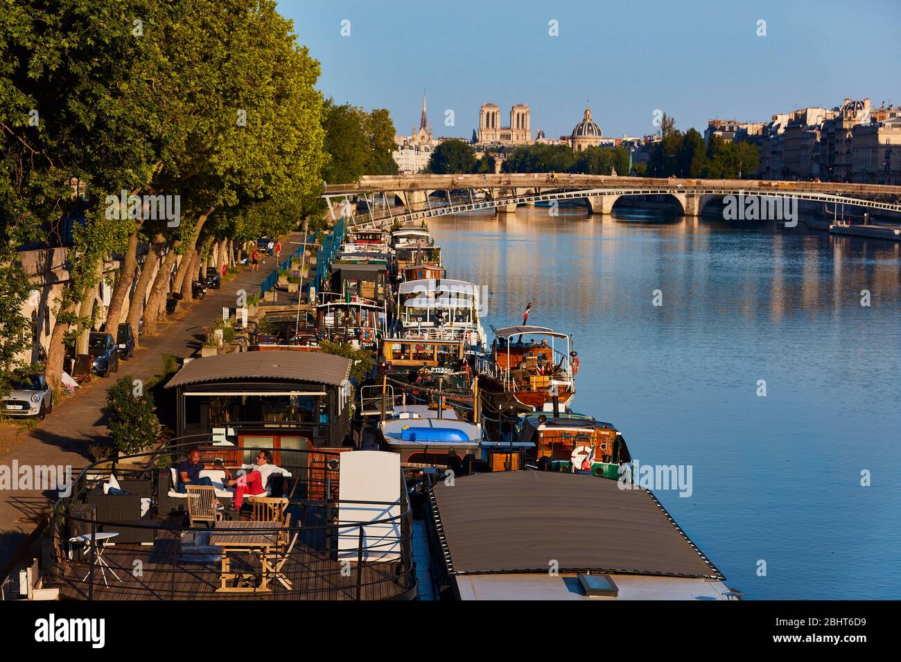 Parigi , Francia - 26 aprile 2020 : la senna lungomare durante il blocco coronavirus covid-19 quarantena Foto Stock