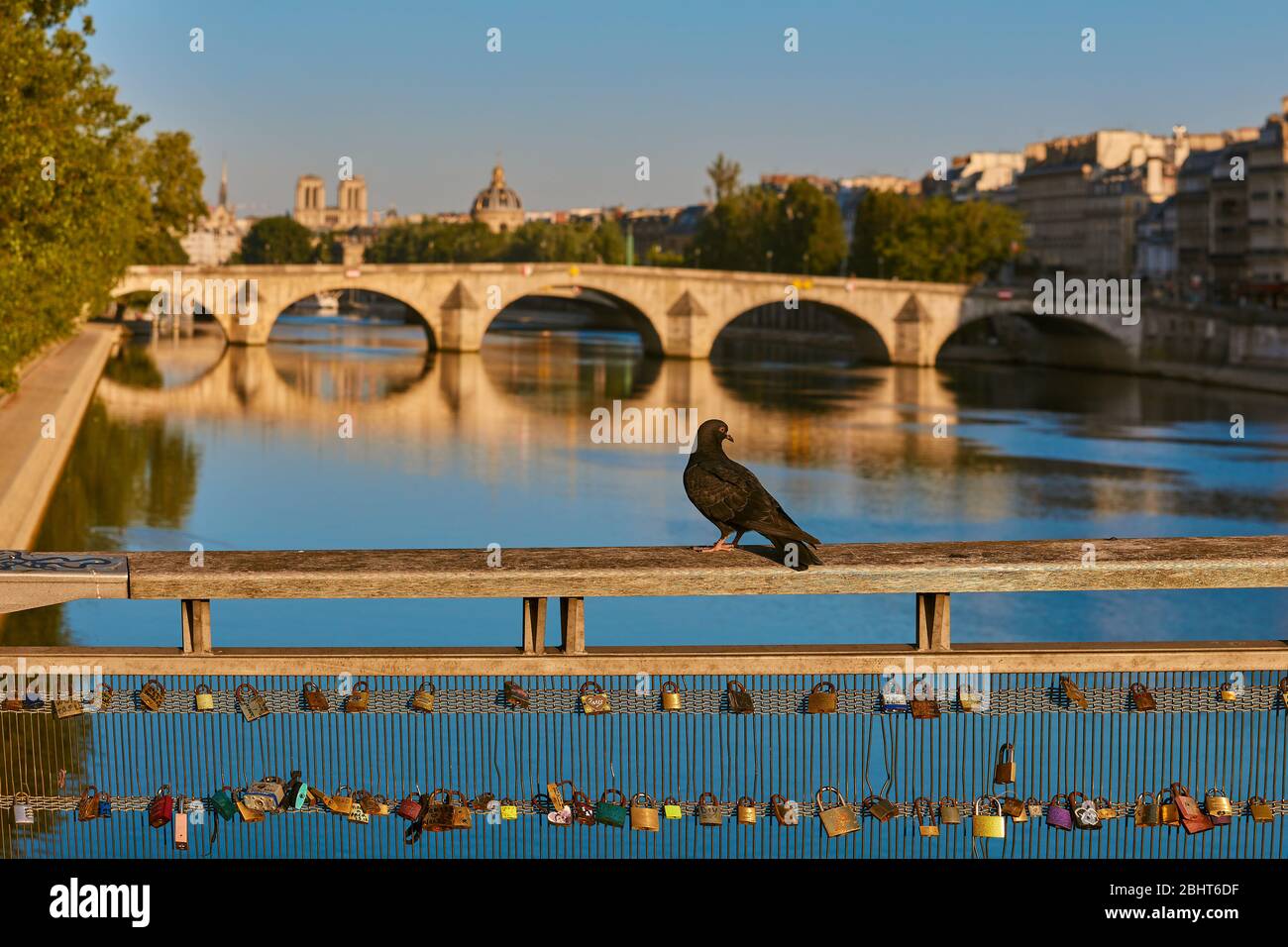 Parigi , Francia - 26 aprile 2020 : la senna durante il blocco coronavirus covid-19 quarantena Foto Stock