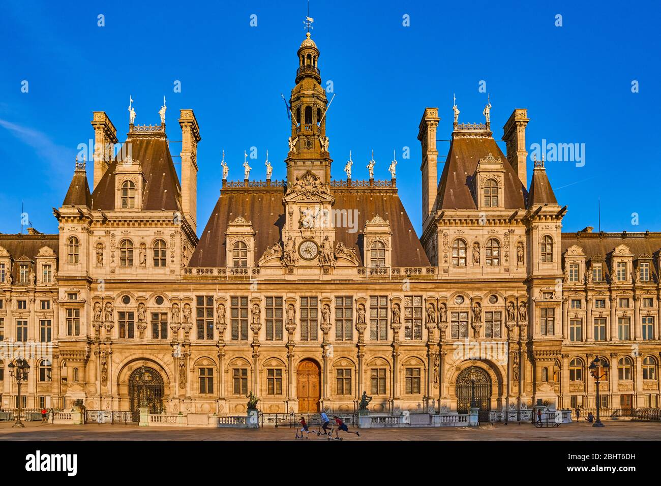 Parigi , Francia - 26 aprile 2020 : tempo libero in famiglia in piazza Hotel de ville durante la quarantena del coronavirus covid-19 Foto Stock