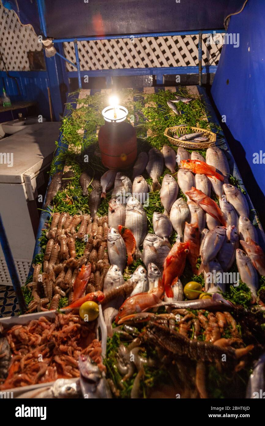 Selezione di pesce fresco all'esterno di un ristorante, Essaouira, Marocco Foto Stock