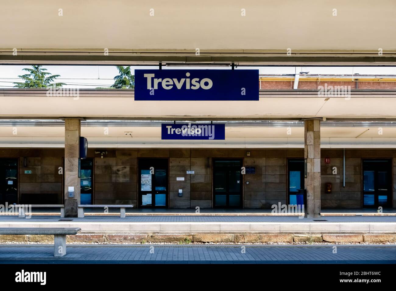 Tracce della stazione vuota di Treviso, Veneto, Italia. Stazione ferroviaria dell'Italia settentrionale orientale senza nessuno. Foto Stock