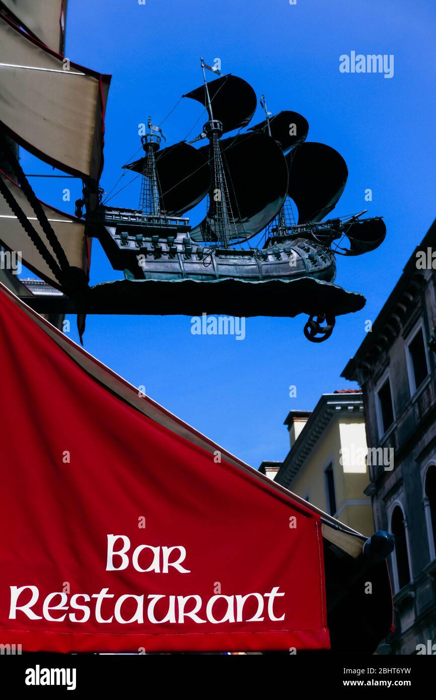 Ristorante in un vicolo a Venezia. Ristorante bar segno Venezia, Veneto, Italia, Europa Foto Stock