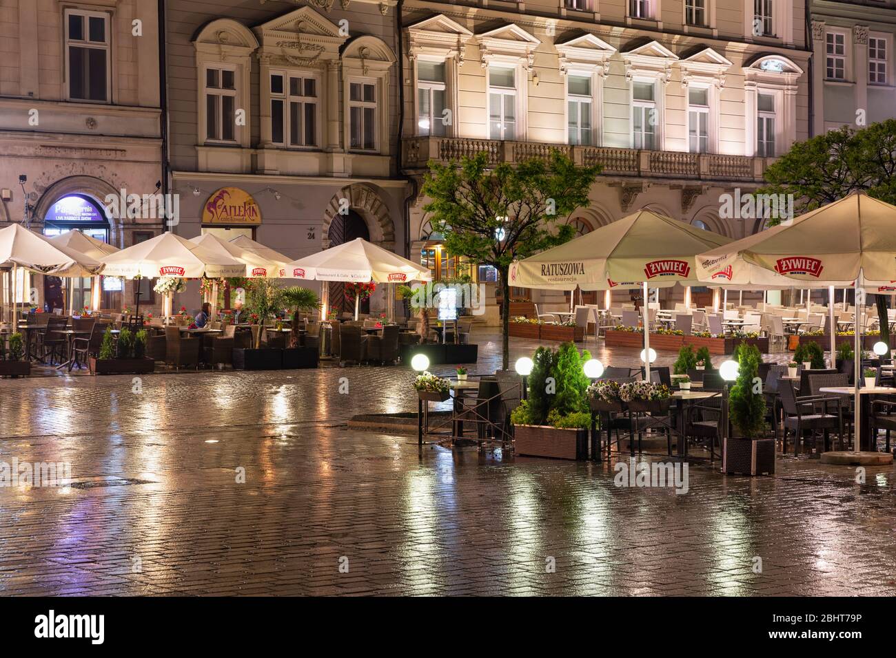 Serata in piazza del mercato di Cracovia con terrazze vuote mentre piove Foto Stock