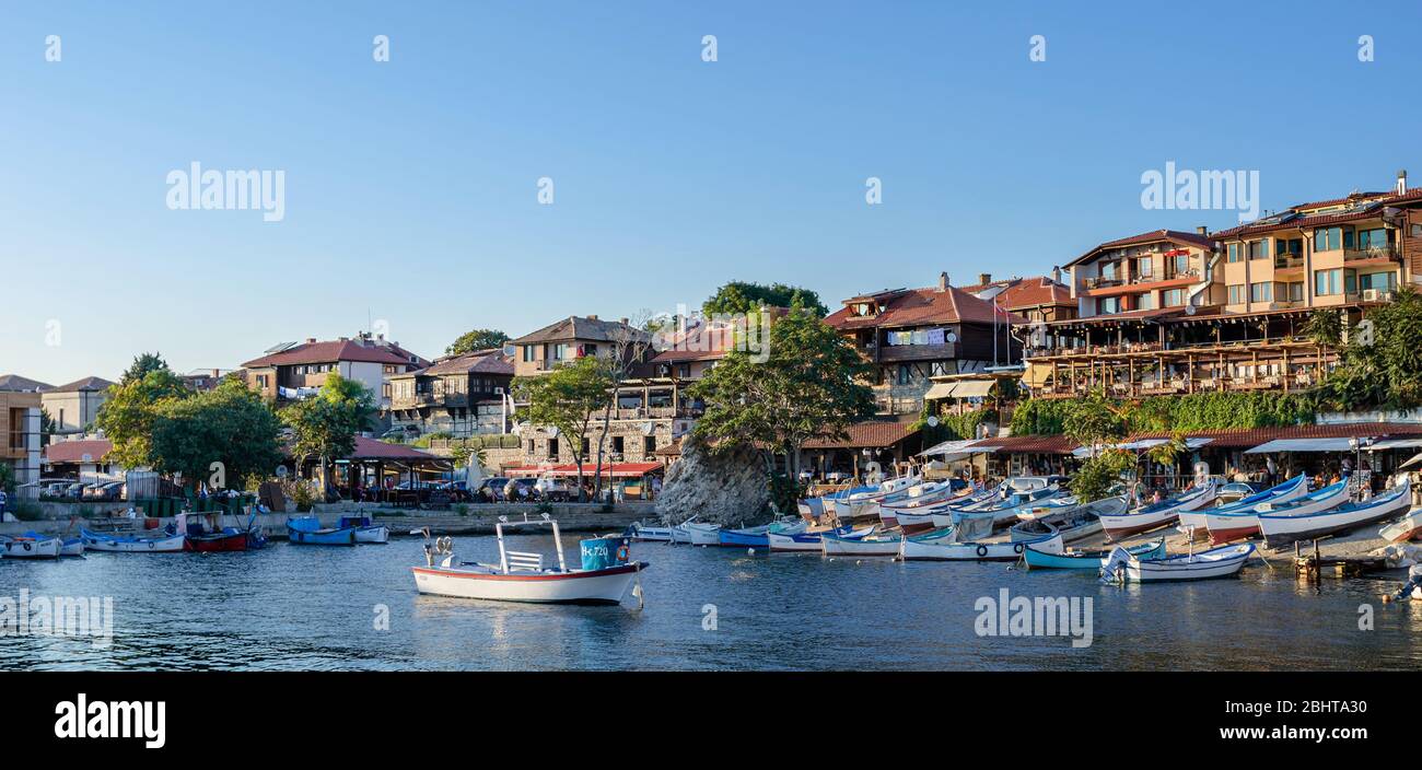 Barche da pesca nella baia sullo sfondo della città vecchia di Nessebar, Bulgaria. Foto Stock