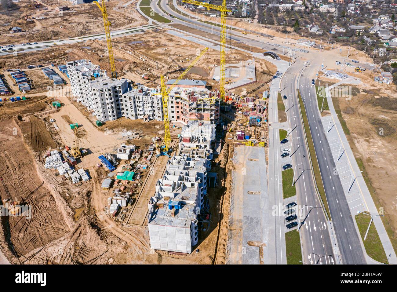 vista aerea dall'alto di un grande cantiere in città. nuovo quartiere residenziale in costruzione Foto Stock