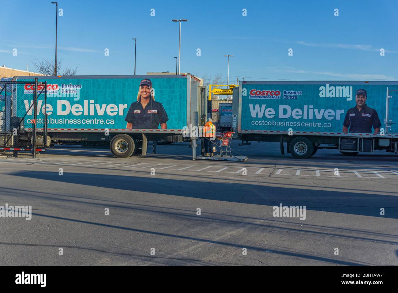 Toronto, Canada, aprile 2020 - i camion di consegna Costco portano le loro spedizioni in un grande magazzino Scarborough a Toronto Foto Stock