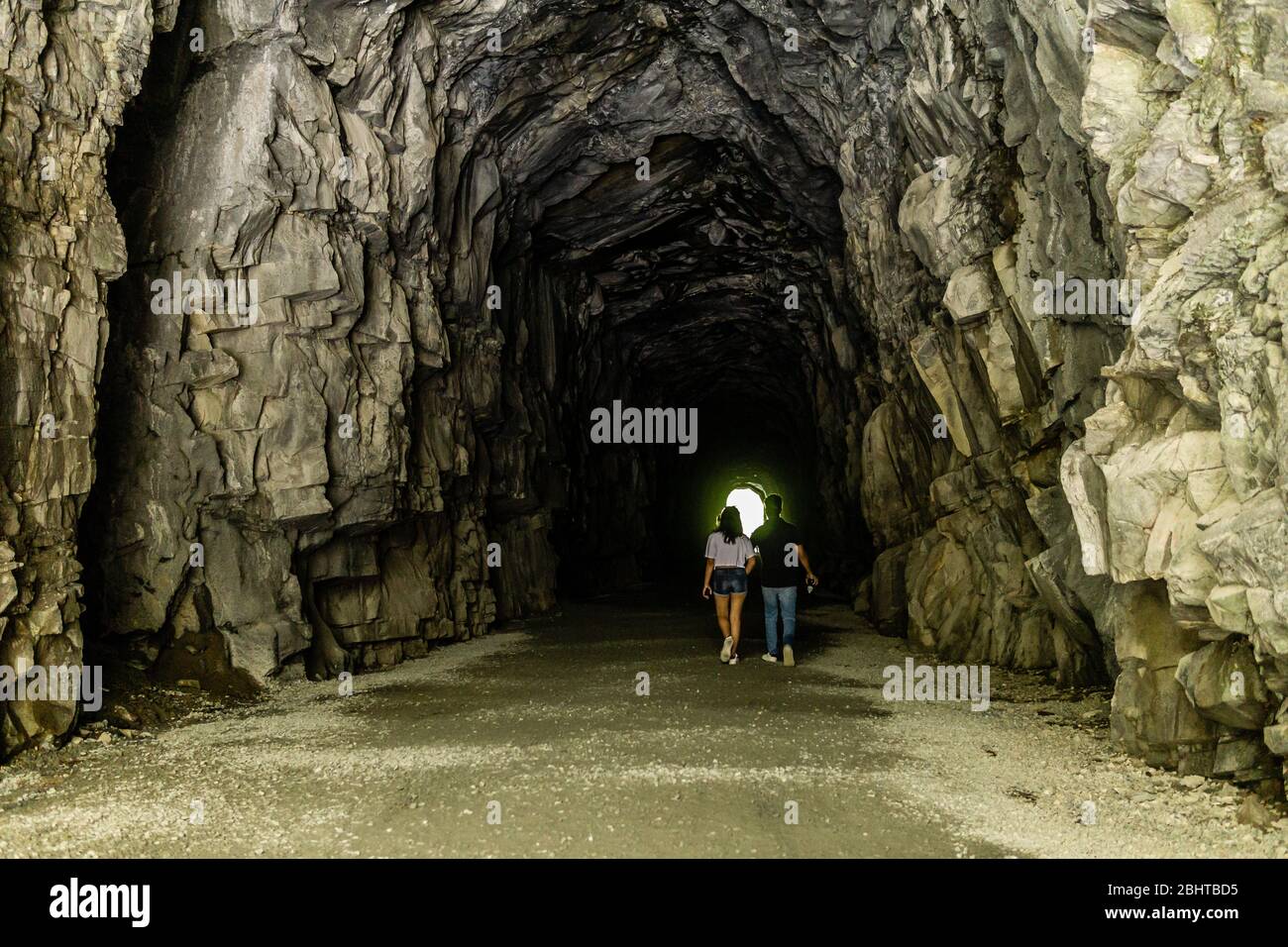 OTHELLO TUNNELS, CANADA - 1 LUGLIO 2019: Persone che camminano in un enorme tunnel vicino Hope british columbia. Foto Stock