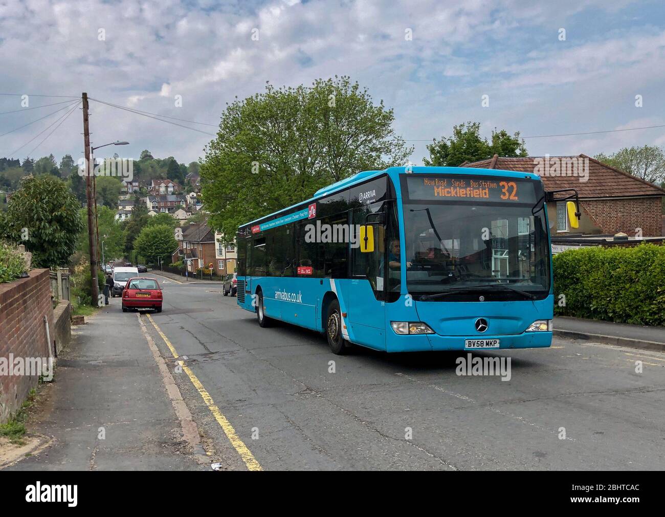 HIGH WYCOMBE, Buckinghamshire 27.04.2020. ARRIVA bus sulla rotta 32 durante il blocco pandemico COVID-19 come consiglio del governo britannico di mantenere le distanze sociali e ridurre al minimo il tempo all'esterno in High Wycombe il 27 aprile 2020. Credito: Prime Media Images/Alamy Live News Foto Stock