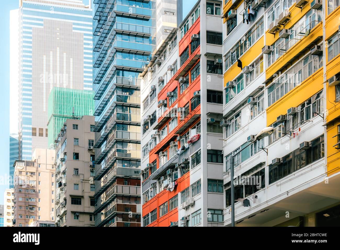 Stile distopico, densa architettura residenziale Asiatica ad alta altezza nel Summers Day, Hong Kong Foto Stock