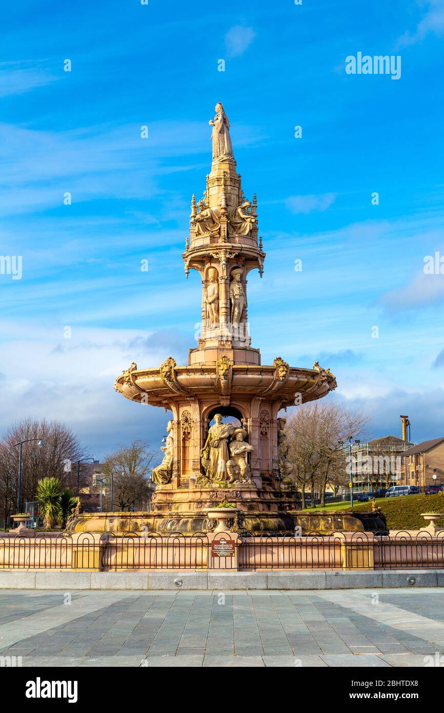 Doulton Fountain - la più grande fontana di terracotta del mondo progettata per commemorare il Giubileo d'Oro della Regina Vittoria nel 1887, Glasgow, Scozia, Regno Unito Foto Stock