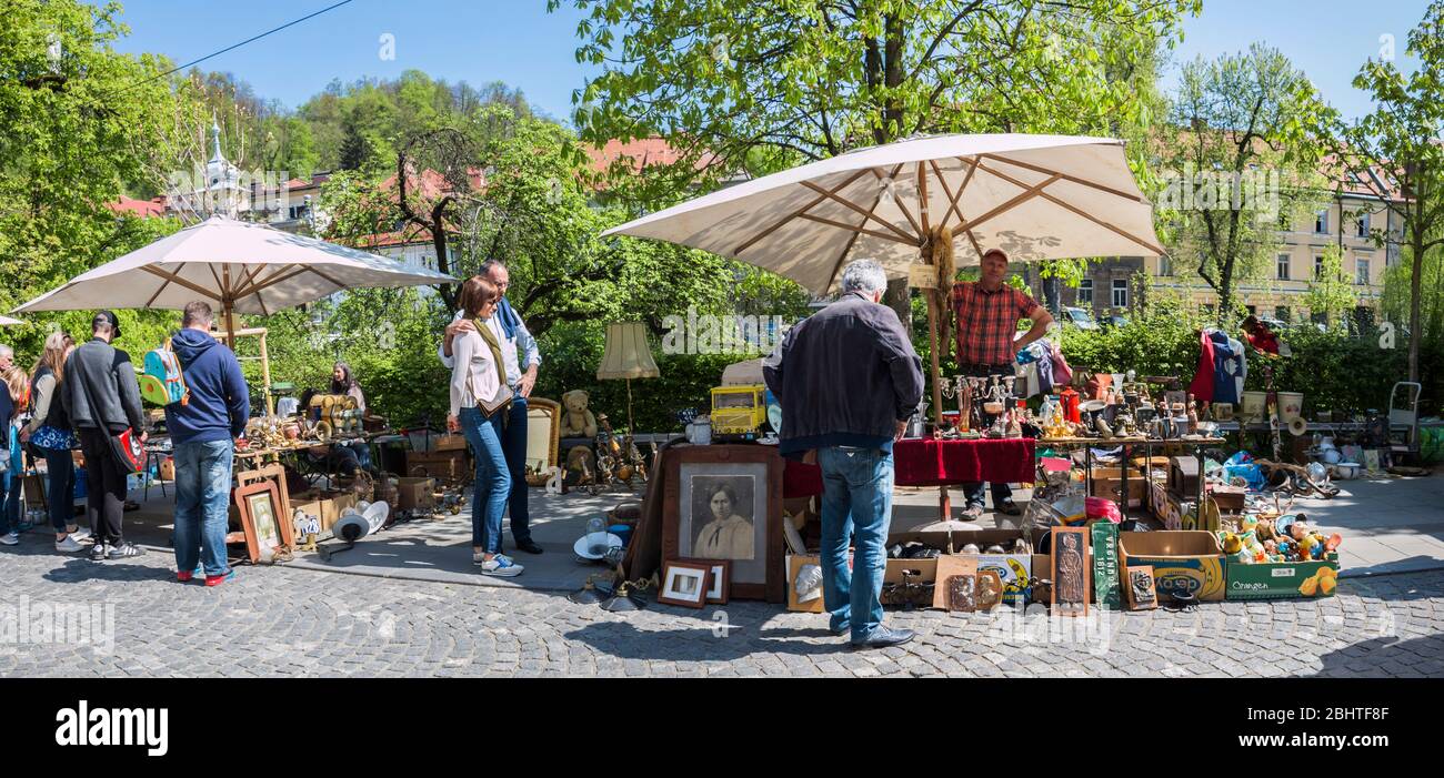 Vista panoramica della gente a Lubiana mercato delle pulci nel mezzo di maggio Foto Stock