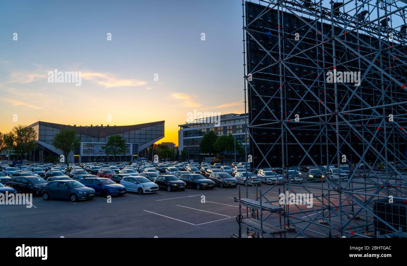 Cinema drive-in temporaneo, nel parcheggio di fronte alla fiera di Essen, Grugahalle, grande schermo a LED, nel quartiere RŸttenscheid, effetti di Th Foto Stock