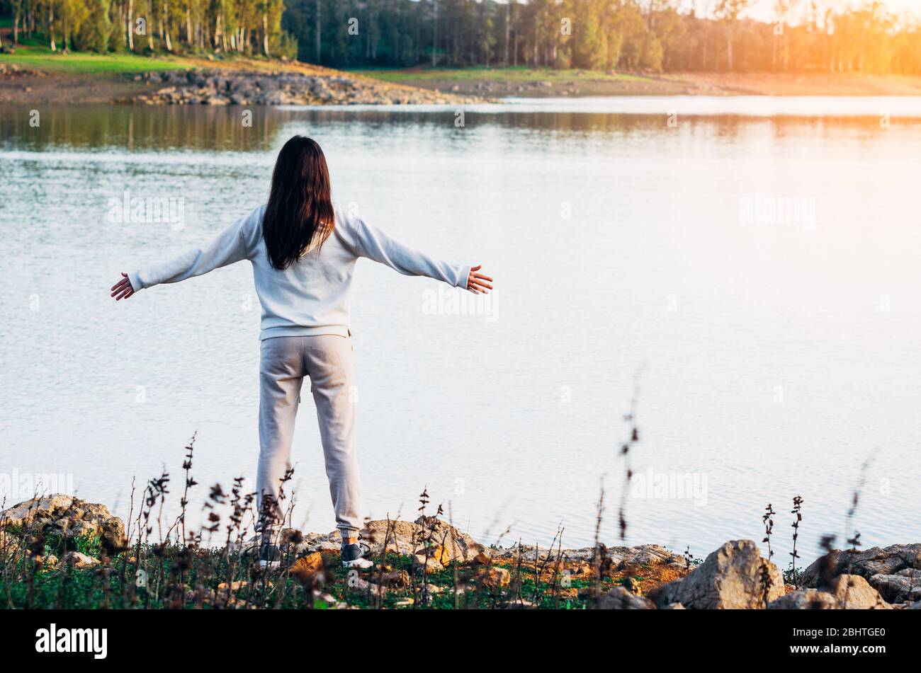 ragazza che gode di libertà nel fiume Foto Stock