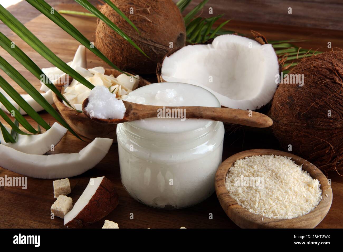 Prodotti di cocco con cocco fresco, scaglie di cocco, olio termale di cocco. Frutti di cocco maturi Foto Stock