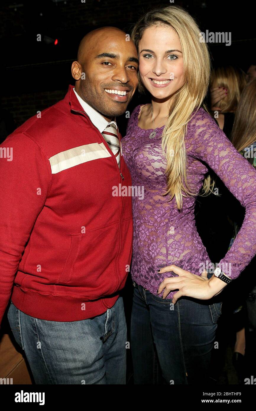 New York, NY, USA. 16 gennaio 2011. *** COPERTURA ESCLUSIVA *** Tiki Barber, Traci Lynn Johnson visto alla Sala Chelsea. Credito: Steve Mack/Alamy Foto Stock