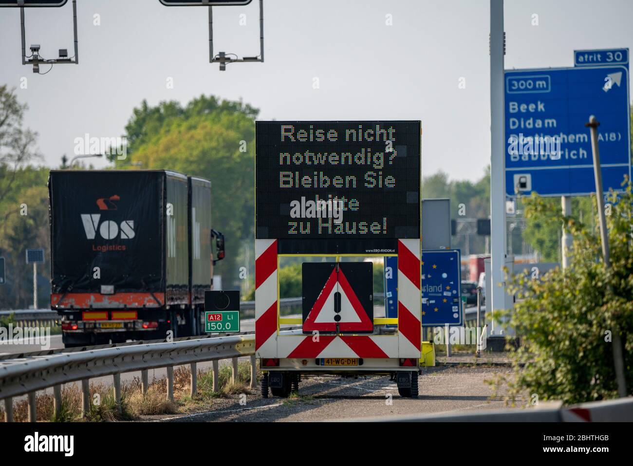 Confine tedesco-olandese vicino Emmerich-Elten, autostrada A3, cartello chiede ai viaggiatori di fare solo i viaggi necessari nei Paesi Bassi, effetti del coron Foto Stock