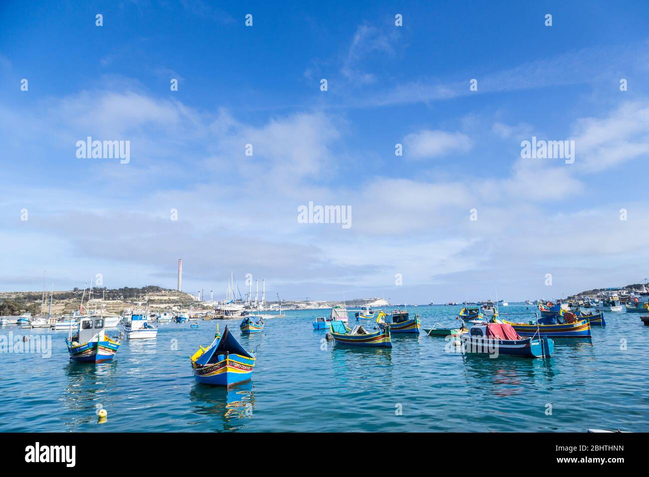 Barche ormeggiate nel porto, Marsaxlokk, Malta Foto Stock