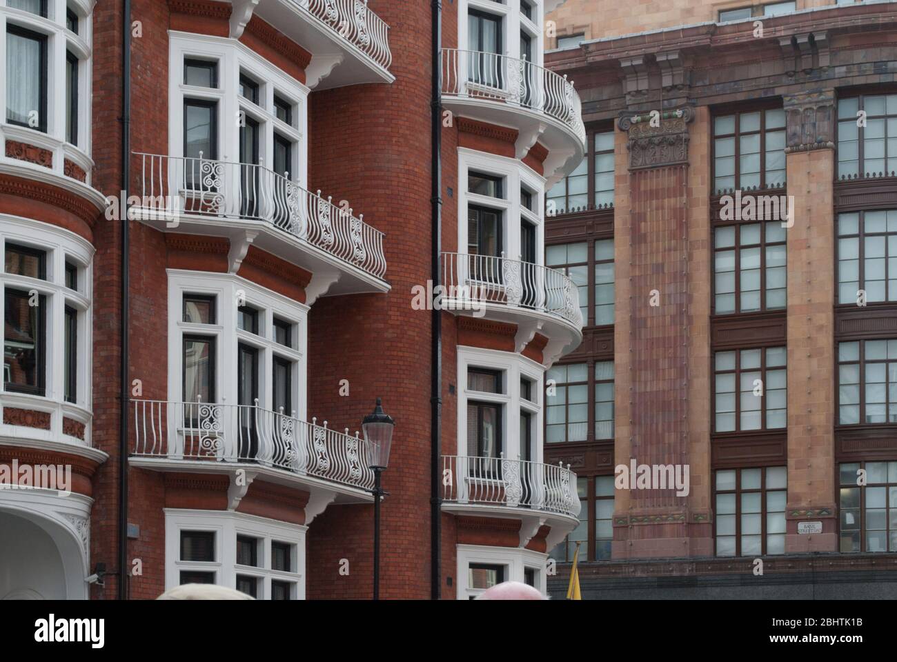 Architettura 1890 Red Brick Ecuador Ambasciata Julian Assange Wikileaks Red Brick 3 Hans Crescent, Knightsbridge, Londra SW1X Foto Stock