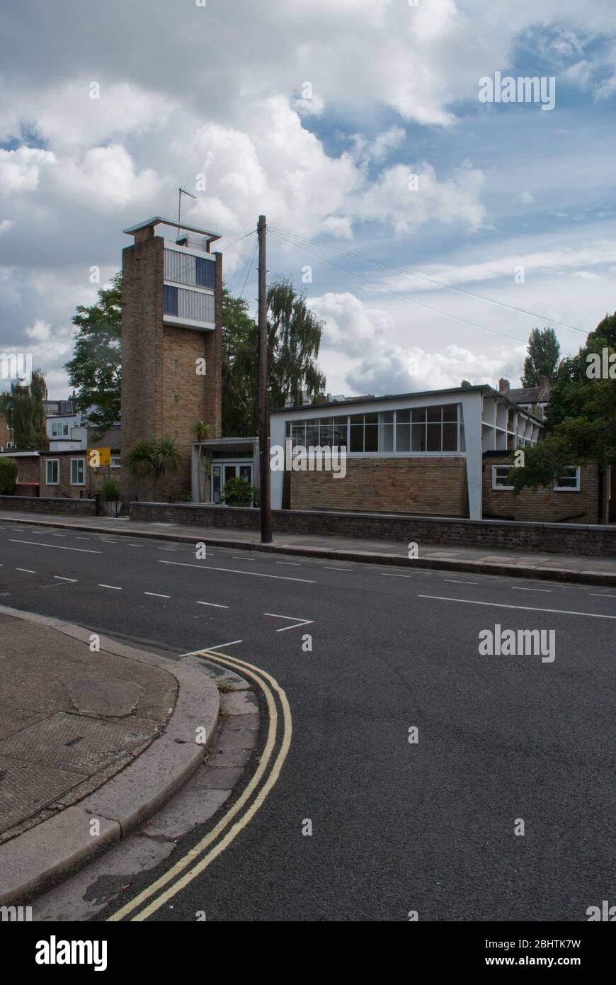 Hammersmith Shepherds Bush architettura modernista Middle Century Yellow Brick Greenside School Westville Road, Londra, W12 9PT di Erno Goldfinger Foto Stock