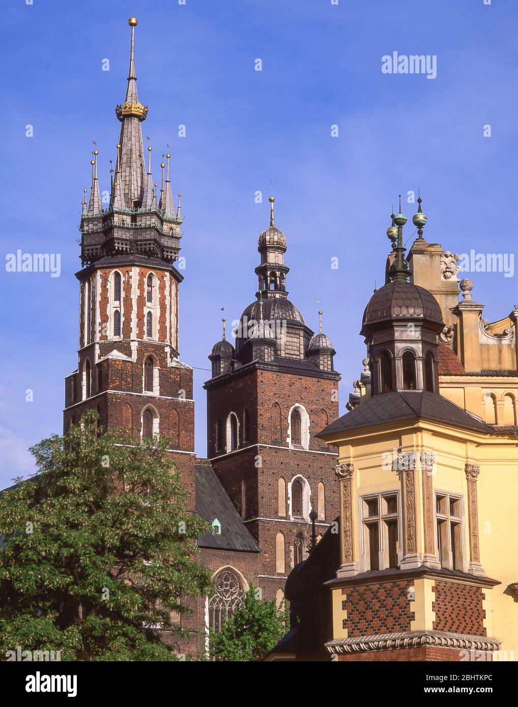 Basilica di Santa Maria e il Palazzo dei tessuti di Cracovia, Piazza del mercato, Città Vecchia, Cracovia, Repubblica di Polonia Foto Stock